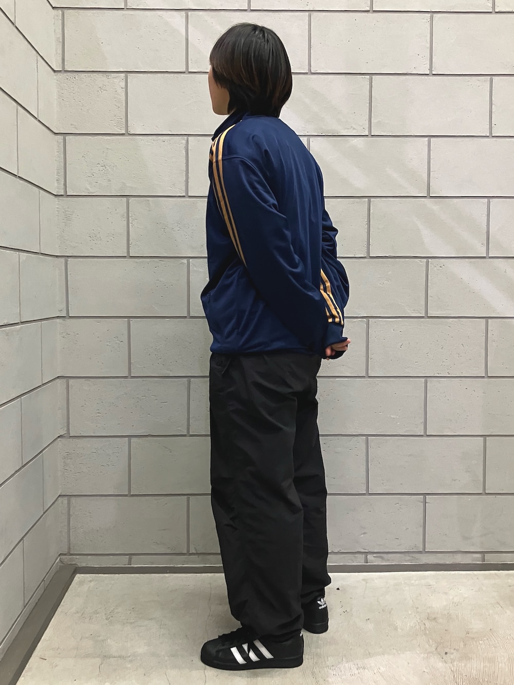 「スニーカー、adidas、ジャージ、アディダス、ナイロンジャケット、adidas originals、トラックジャケット、スーパースター、トラックトップ」｜「adidasのベッケンバウアートラックジャケット（ジェンダーニュートラル） / トラックトップ ジャージ / アディダスオリジナルス adidas Originals（ジャージ、ブルー系）」を使った、MRさん（レディース・164cm）の冬コーディネートの2枚目の写真