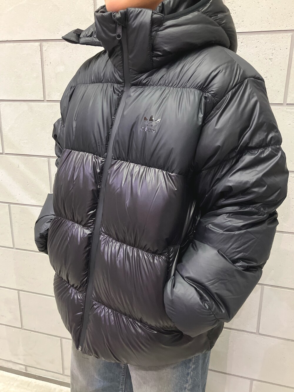 「スニーカー、ジャケット、アウター、ダウンジャケット、adidas、アディダス、adidas originals、アディダスオリジナルス、アディカラー、ガゼル」｜「adidasのアディカラー ダウン Regen ジャケット / アディダスオリジナルス adidas Originals（ダウンジャケット/コート、ブラック系）」を使った、MRさん（レディース・164cm）の冬コーディネートの3枚目の写真