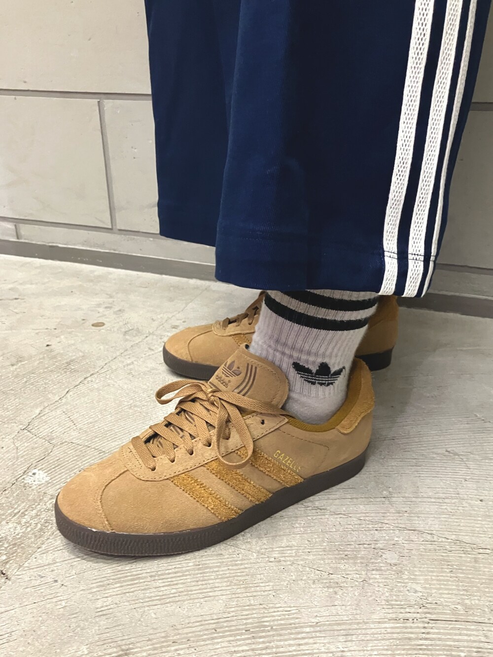「スニーカー、ジャケット、アウター、adidas、アディダス、タータンチェック、adidas originals、アディダスオリジナルス、ツイルスカート、ガゼル」｜「adidasのタータン カレッジジャケット（ダウンジャケット/コート、ブルー系）」を使った、MRさん（レディース・164cm）の秋コーディネートの4枚目の写真