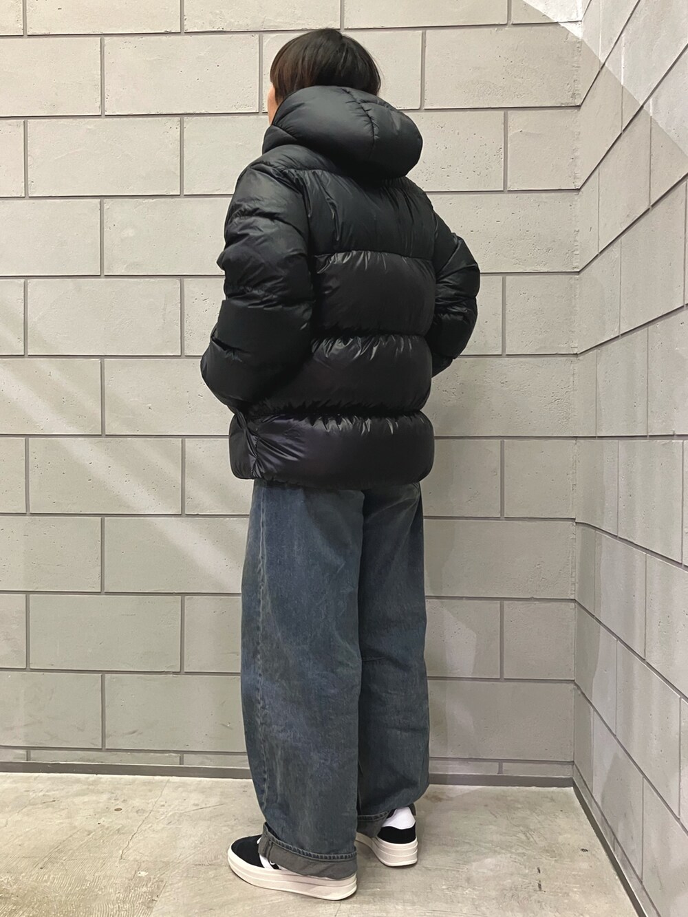 「スニーカー、ジャケット、アウター、ダウンジャケット、adidas、アディダス、adidas originals、アディダスオリジナルス、アディカラー、ガゼル」｜「adidasのアディカラー ダウン Regen ジャケット / アディダスオリジナルス adidas Originals（ダウンジャケット/コート、ブラック系）」を使った、MRさん（レディース・164cm）の冬コーディネートの2枚目の写真