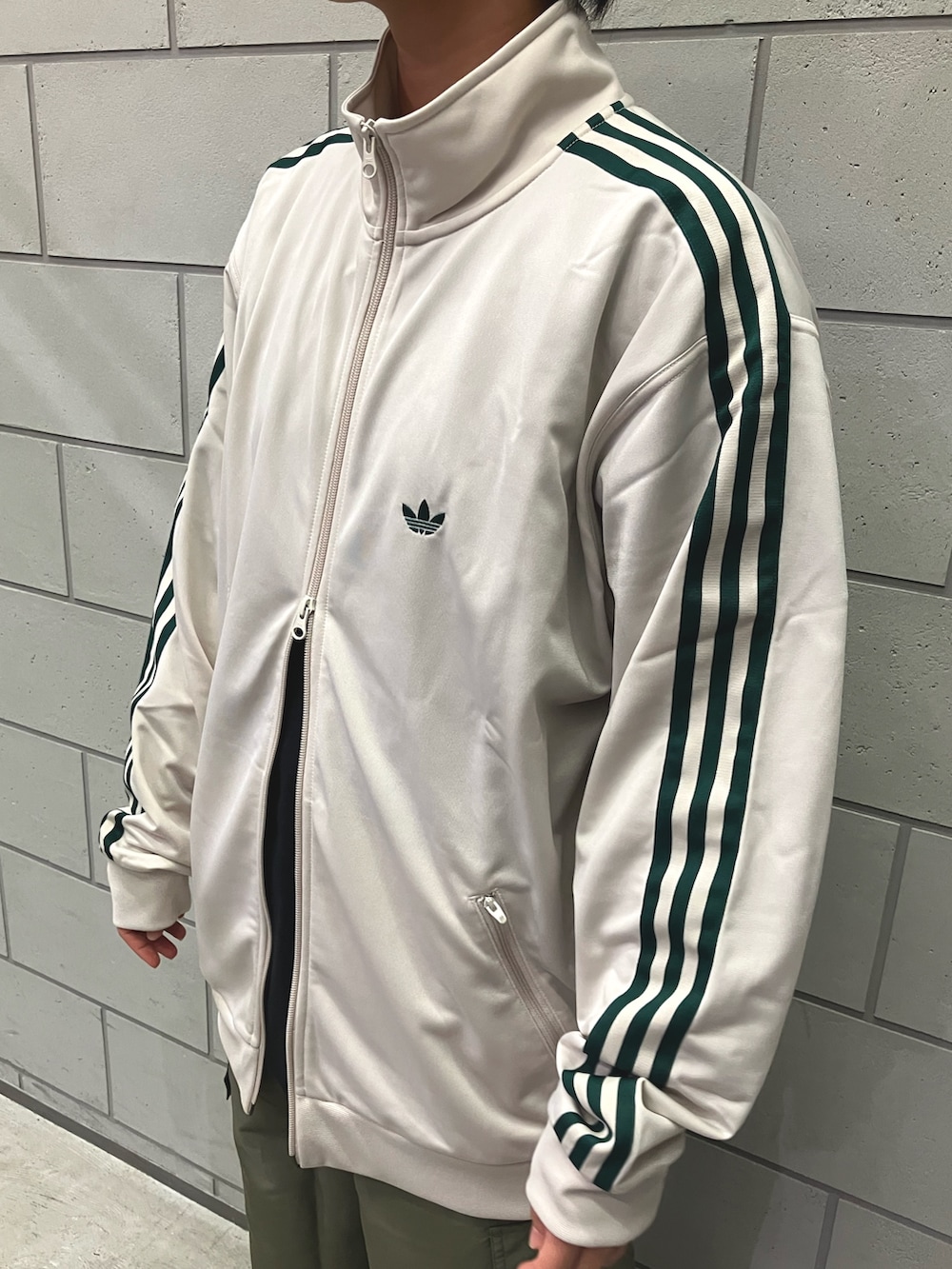 「スニーカー、adidas、カーゴパンツ、アディダス、adidas originals、トラックジャケット、アディダスオリジナルス、ベッケンバウアー、アディカラー、ガゼル」｜「adidasのベッケンバウアートラックジャケット（ジェンダーニュートラル） / トラックトップ ジャージ / アディダスオリジナルス adidas Originals（ジャージ、ブラウン系）」を使った、MRさん（レディース・164cm）の秋コーディネートの3枚目の写真