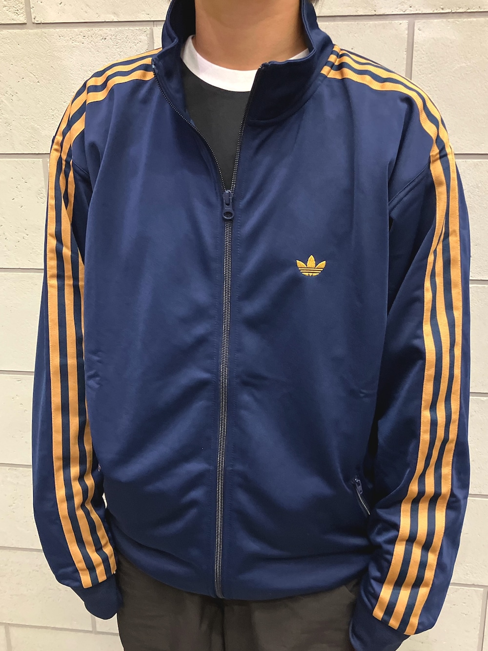 「スニーカー、adidas、ジャージ、アディダス、ナイロンジャケット、adidas originals、トラックジャケット、スーパースター、トラックトップ」｜「adidasのベッケンバウアートラックジャケット（ジェンダーニュートラル） / トラックトップ ジャージ / アディダスオリジナルス adidas Originals（ジャージ、ブルー系）」を使った、MRさん（レディース・164cm）の冬コーディネートの3枚目の写真
