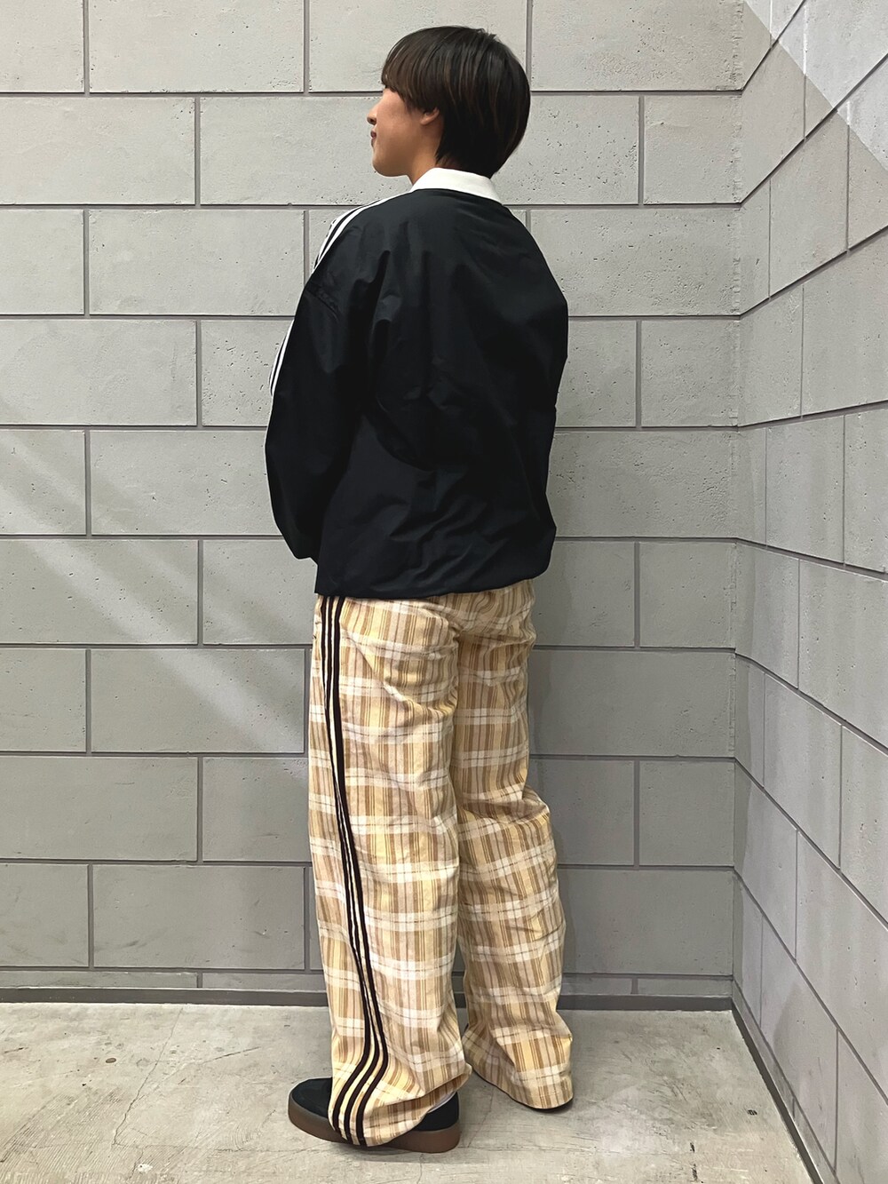 ベージュ系のその他パンツ、ブラック系のスニーカー、ブラック系のスウェットを着用したレディースの秋コーディネートの2枚目の写真