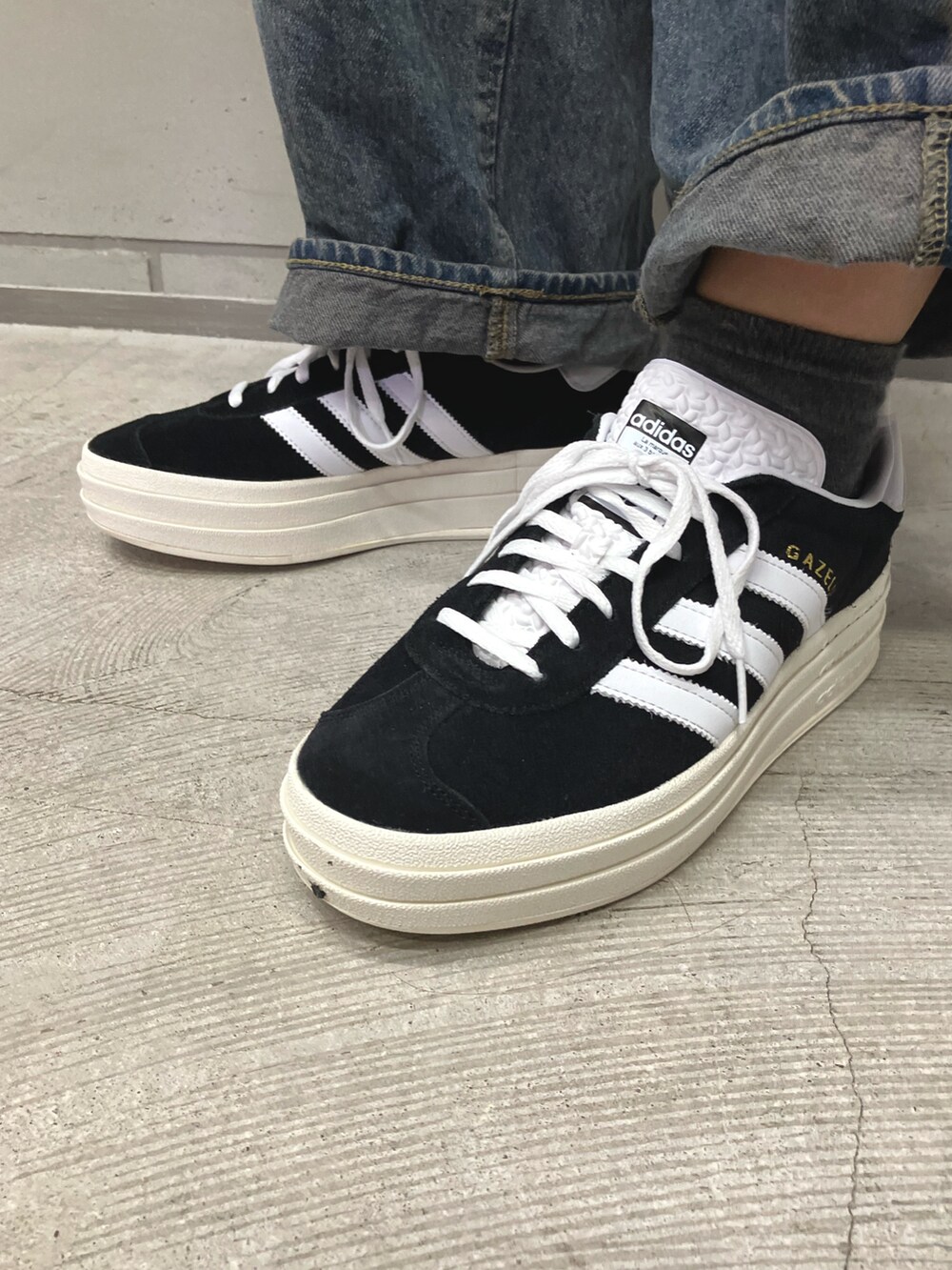 「スニーカー、ジャケット、アウター、adidas、アディダス、adidas originals、アディダスオリジナルス、ガゼル、パファージャケット」｜「adidasのフード付き無地パファージャケット / アディダスオリジナルス adidas Originals（ダウンジャケット/コート、ブラック系）」を使った、MRさん（レディース・164cm）の冬コーディネートの4枚目の写真
