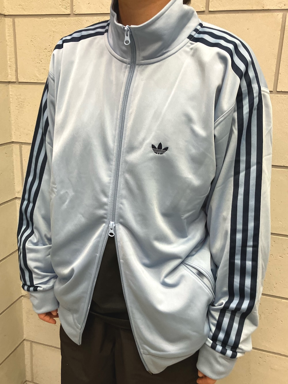 「スニーカー、adidas、ジャージ、アディダス、adidas originals、トラックジャケット、アディダスオリジナルス、サンバ、ベッケンバウアー、トラックトップ」｜「adidasのベッケンバウアートラックジャケット（ジェンダーニュートラル） / トラックトップ ジャージ / アディダスオリジナルス adidas Originals（ジャージ、ブルー系）」を使った、MRさん（レディース・164cm）の冬コーディネートの3枚目の写真