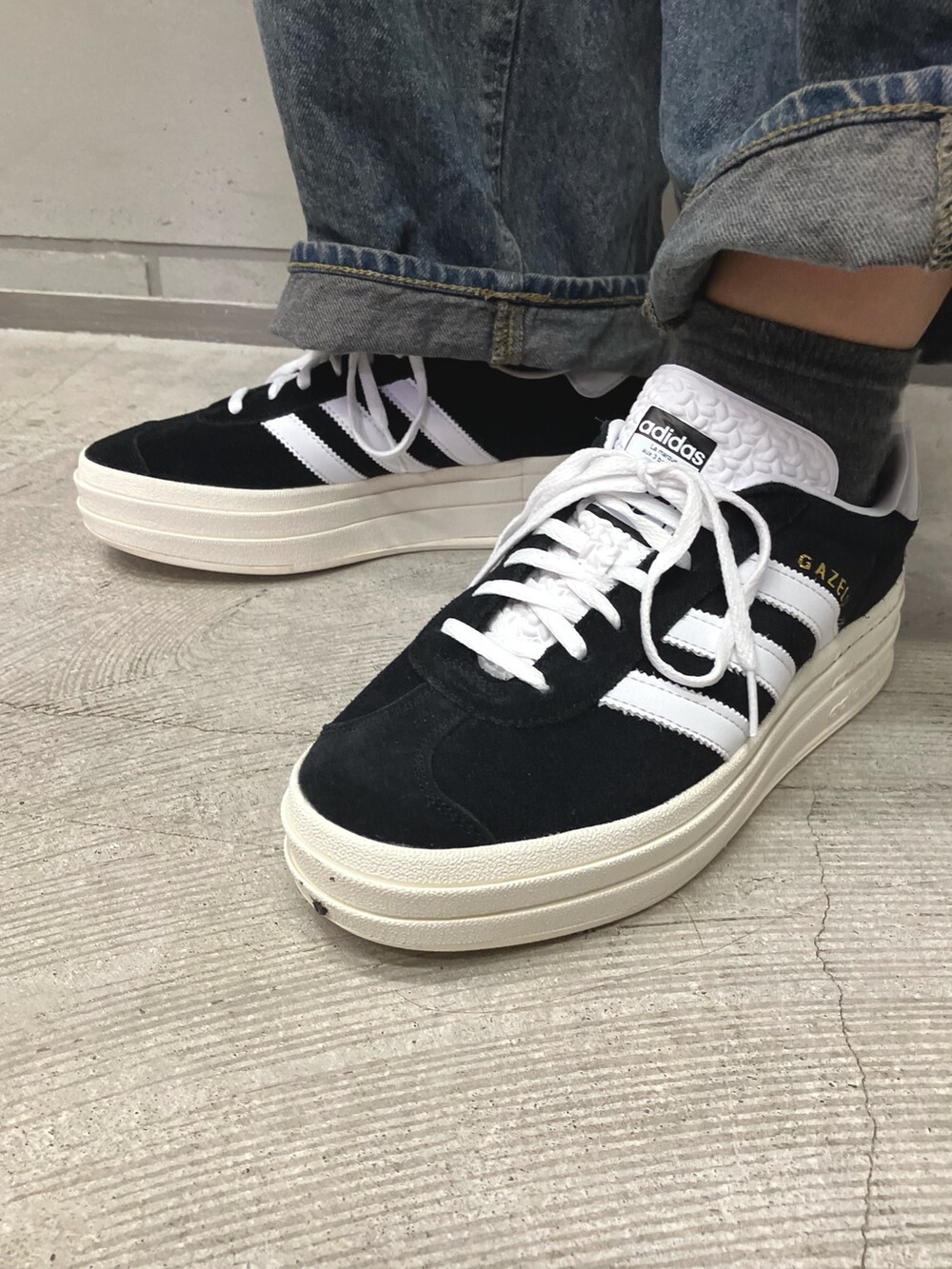 「スニーカー、ジャケット、adidas、アディダス、adidas originals、アディダスオリジナルス、シェルジャケット、ガゼル、フルジップジャケット」｜「adidasのソフトシェル フルジップジャケット / アディダスオリジナルス adidas Originals（その他アウター、ブラック系）」を使った、MRさん（レディース・164cm）の冬コーディネートの4枚目の写真