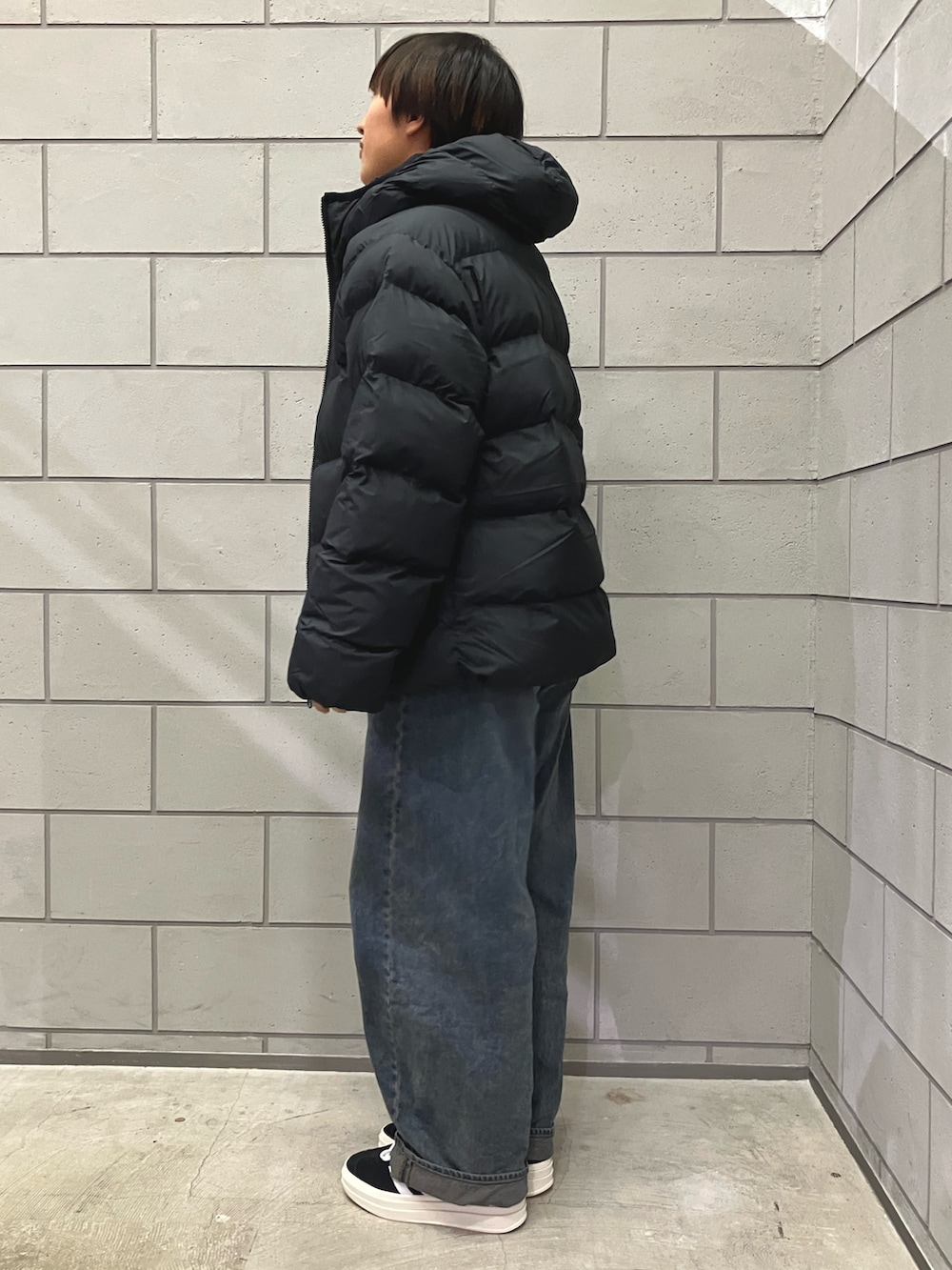 「スニーカー、ジャケット、アウター、adidas、アディダス、adidas originals、アディダスオリジナルス、ガゼル、パファージャケット」｜「adidasのフード付き無地パファージャケット / アディダスオリジナルス adidas Originals（ダウンジャケット/コート、ブラック系）」を使った、MRさん（レディース・164cm）の冬コーディネートの2枚目の写真