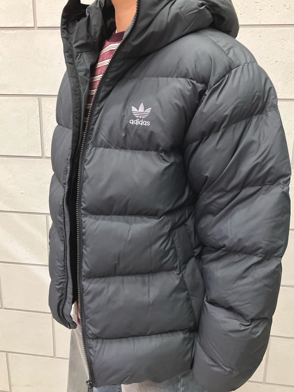 「スニーカー、ジャケット、アウター、adidas、アディダス、adidas originals、アディダスオリジナルス、ガゼル、パファージャケット」｜「adidasのフード付き無地パファージャケット / アディダスオリジナルス adidas Originals（ダウンジャケット/コート、ブラック系）」を使った、MRさん（レディース・164cm）の冬コーディネートの3枚目の写真