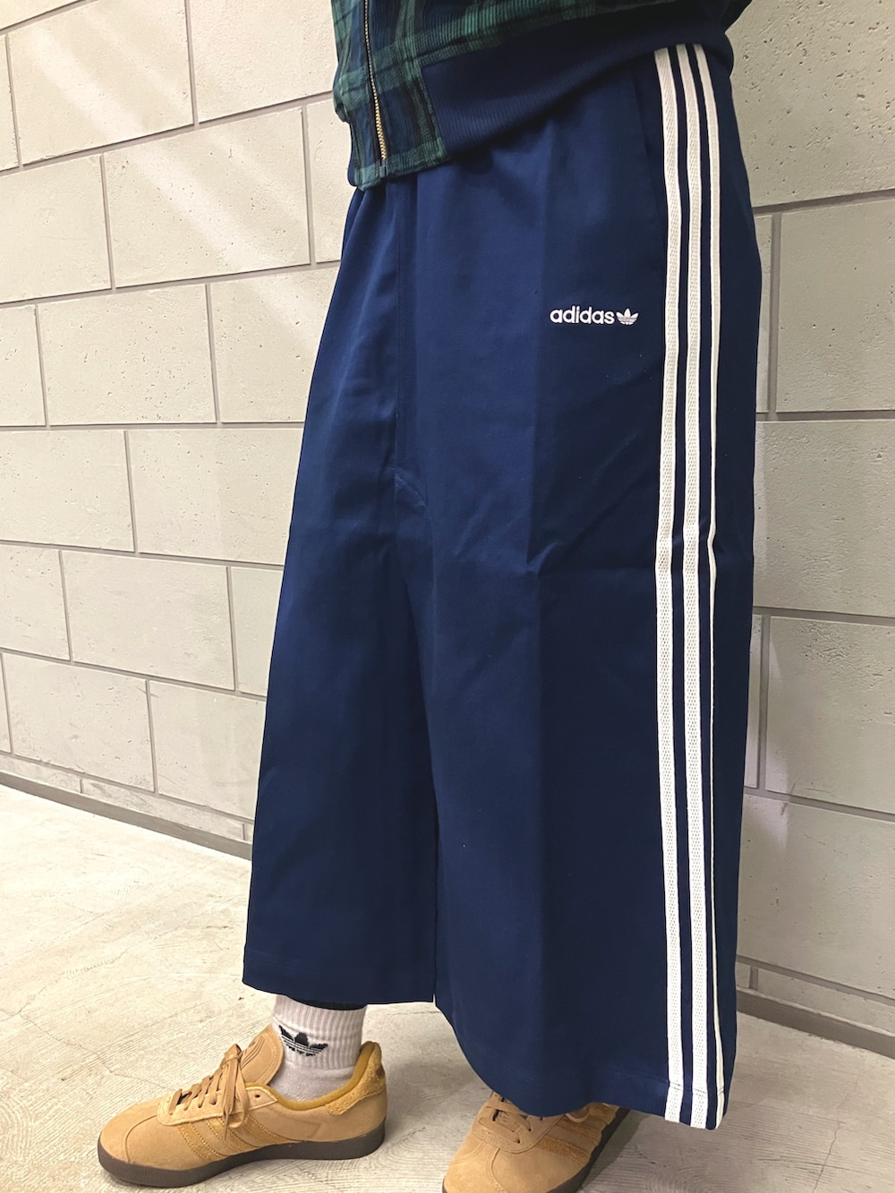 「スニーカー、ジャケット、アウター、adidas、アディダス、タータンチェック、adidas originals、アディダスオリジナルス、ツイルスカート、ガゼル」｜「adidasのタータン カレッジジャケット（ダウンジャケット/コート、ブルー系）」を使った、MRさん（レディース・164cm）の秋コーディネートの3枚目の写真