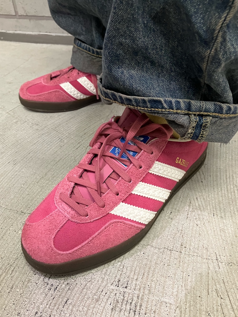 「スニーカー、ジャケット、アウター、adidas、コーチジャケット、アディダス、ビーニー、adidas originals、アディダスオリジナルス、ガゼル」｜「adidasのアディカラー ショートビーニー / アディダスオリジナルス adidas Originals（ニットキャップ/ビーニー、ブラック系）」を使った、MRさん（レディース・164cm）の冬コーディネートの3枚目の写真