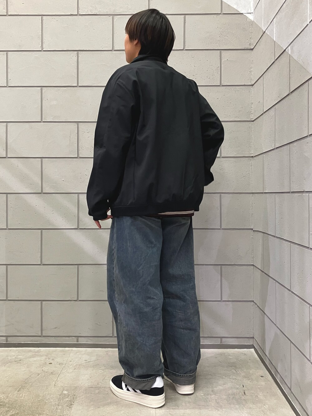 「スニーカー、ジャケット、adidas、アディダス、adidas originals、アディダスオリジナルス、シェルジャケット、ガゼル、フルジップジャケット」｜「adidasのソフトシェル フルジップジャケット / アディダスオリジナルス adidas Originals（その他アウター、ブラック系）」を使った、MRさん（レディース・164cm）の冬コーディネートの2枚目の写真