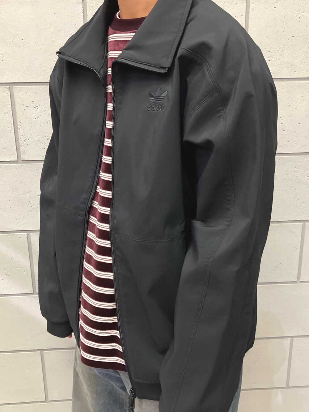「スニーカー、ジャケット、adidas、アディダス、adidas originals、アディダスオリジナルス、シェルジャケット、ガゼル、フルジップジャケット」｜「adidasのソフトシェル フルジップジャケット / アディダスオリジナルス adidas Originals（その他アウター、ブラック系）」を使った、MRさん（レディース・164cm）の冬コーディネートの3枚目の写真