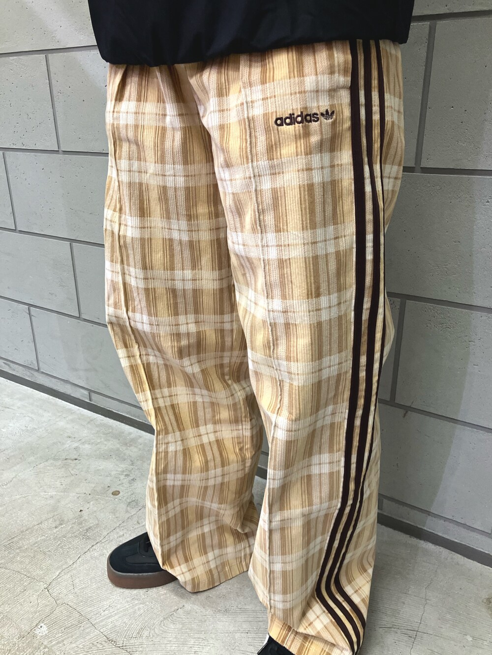 ベージュ系のその他パンツ、ブラック系のスニーカー、ブラック系のスウェットを着用したレディースの秋コーディネートの4枚目の写真