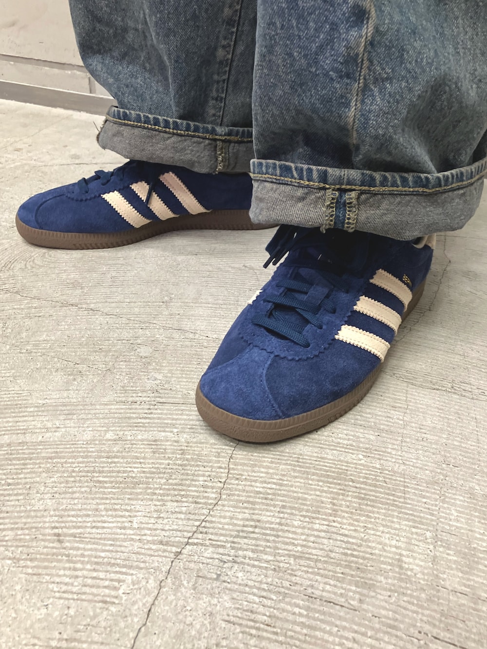 「スニーカー、ジャケット、アウター、adidas、スカーフ、アディダス、adidas originals、アディダスオリジナルス、ベルン、ライトジャケット」｜「adidasのLIGHTWEIGHT DOW / アディダスオリジナルス adidas Originals（ダウンジャケット/コート、ブルー系）」を使った、MRさん（レディース・164cm）の秋コーディネートの4枚目の写真