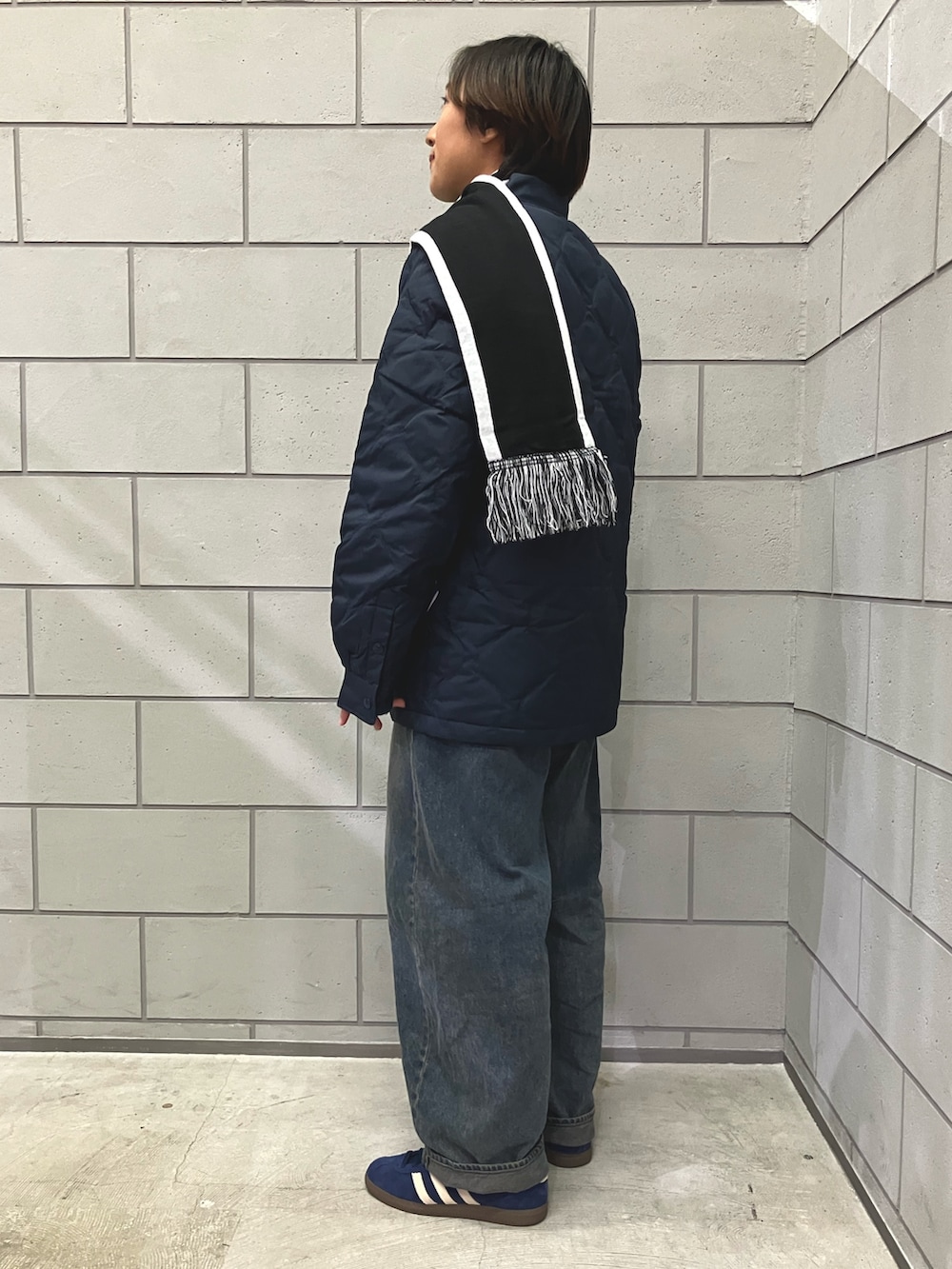 「スニーカー、ジャケット、アウター、adidas、スカーフ、アディダス、adidas originals、アディダスオリジナルス、ベルン、ライトジャケット」｜「adidasのLIGHTWEIGHT DOW / アディダスオリジナルス adidas Originals（ダウンジャケット/コート、ブルー系）」を使った、MRさん（レディース・164cm）の秋コーディネートの2枚目の写真
