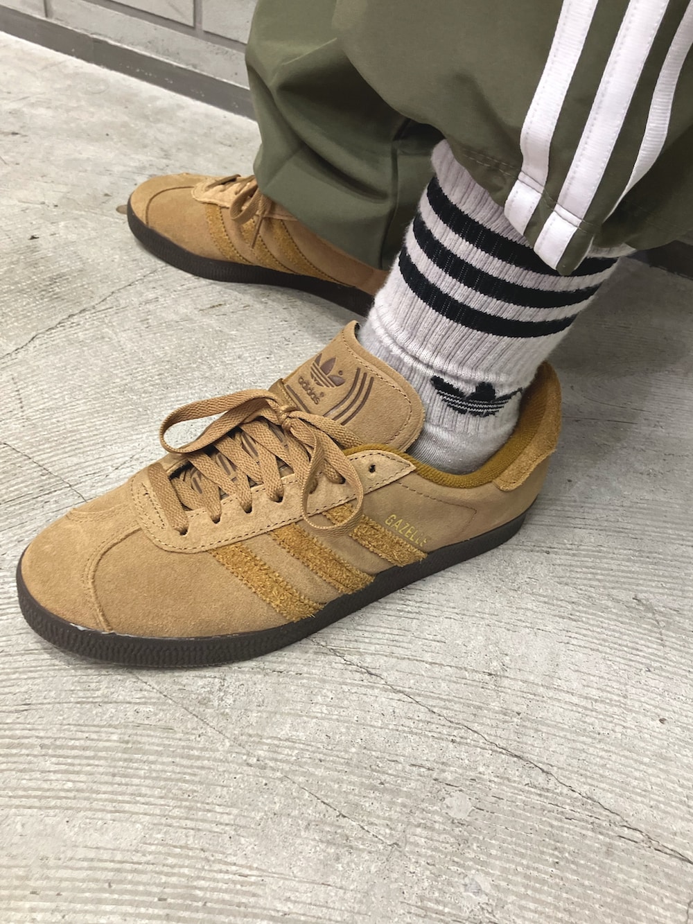 「スニーカー、adidas、カーゴパンツ、アディダス、adidas originals、トラックジャケット、アディダスオリジナルス、ベッケンバウアー、アディカラー、ガゼル」｜「adidasのベッケンバウアートラックジャケット（ジェンダーニュートラル） / トラックトップ ジャージ / アディダスオリジナルス adidas Originals（ジャージ、ブラウン系）」を使った、MRさん（レディース・164cm）の秋コーディネートの5枚目の写真