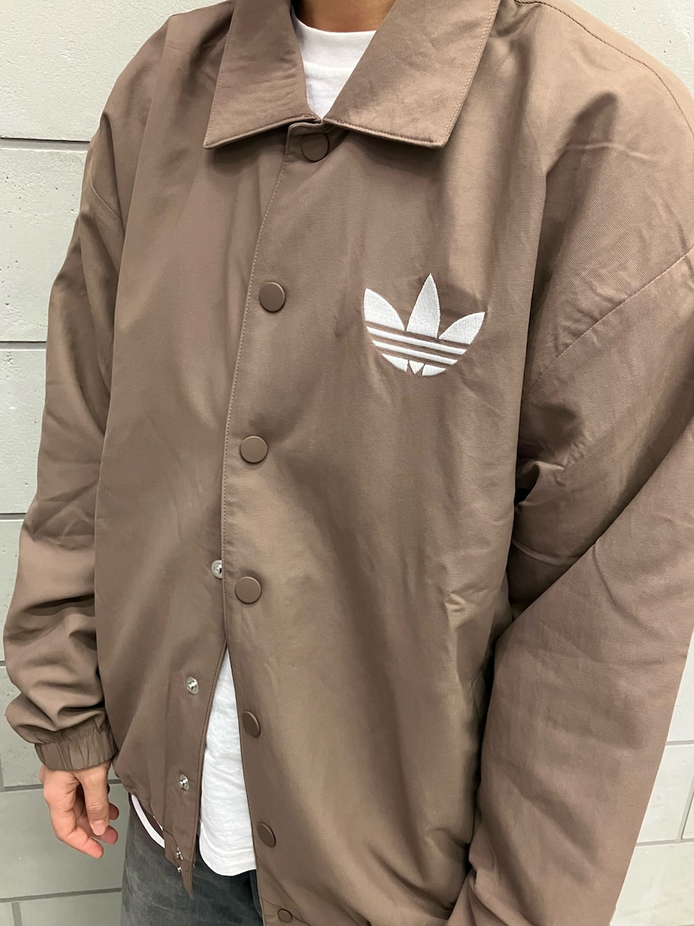 「スニーカー、ジャケット、アウター、adidas、コーチジャケット、アディダス、ビーニー、adidas originals、アディダスオリジナルス、ガゼル」｜「adidasのアディカラー ショートビーニー / アディダスオリジナルス adidas Originals（ニットキャップ/ビーニー、ブラック系）」を使った、MRさん（レディース・164cm）の冬コーディネートの2枚目の写真