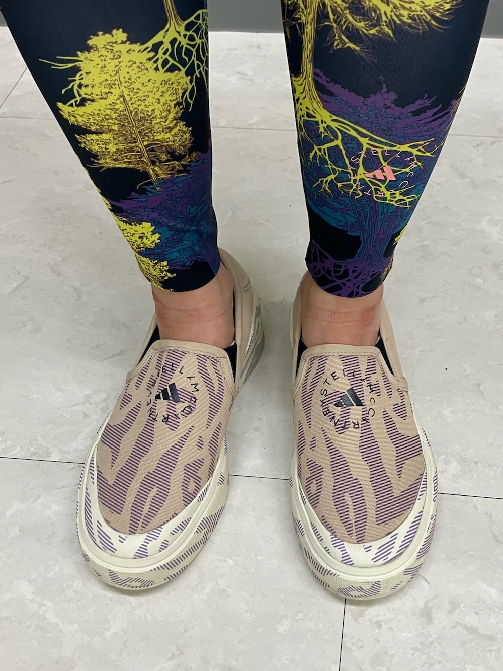 「スウェット、トートバッグ、adidas、アディダス、スリッポン、ステラマッカートニー、adidas by Stella McCartney、タイツ・レギンス」｜「adidas by Stella McCartneyの【adidas by Stella McCartney】adidas by Stella McCartney スポーツウェア スウェット / トレーナー（スウェット、ブラック系）」を使った、MKさん（レディース・157cm）の秋コーディネートの5枚目の写真