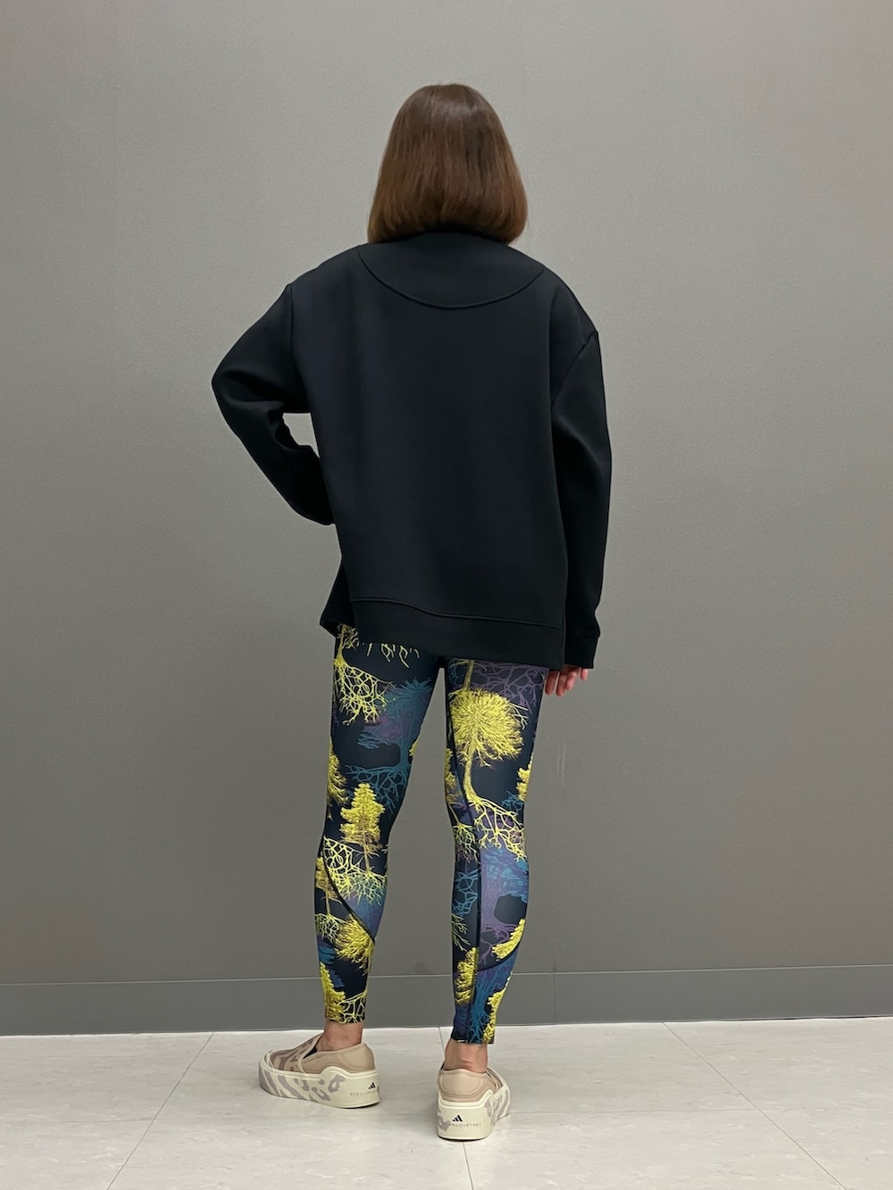 「スウェット、トートバッグ、adidas、アディダス、スリッポン、ステラマッカートニー、adidas by Stella McCartney、タイツ・レギンス」｜「adidas by Stella McCartneyの【adidas by Stella McCartney】adidas by Stella McCartney スポーツウェア スウェット / トレーナー（スウェット、ブラック系）」を使った、MKさん（レディース・157cm）の秋コーディネートの4枚目の写真