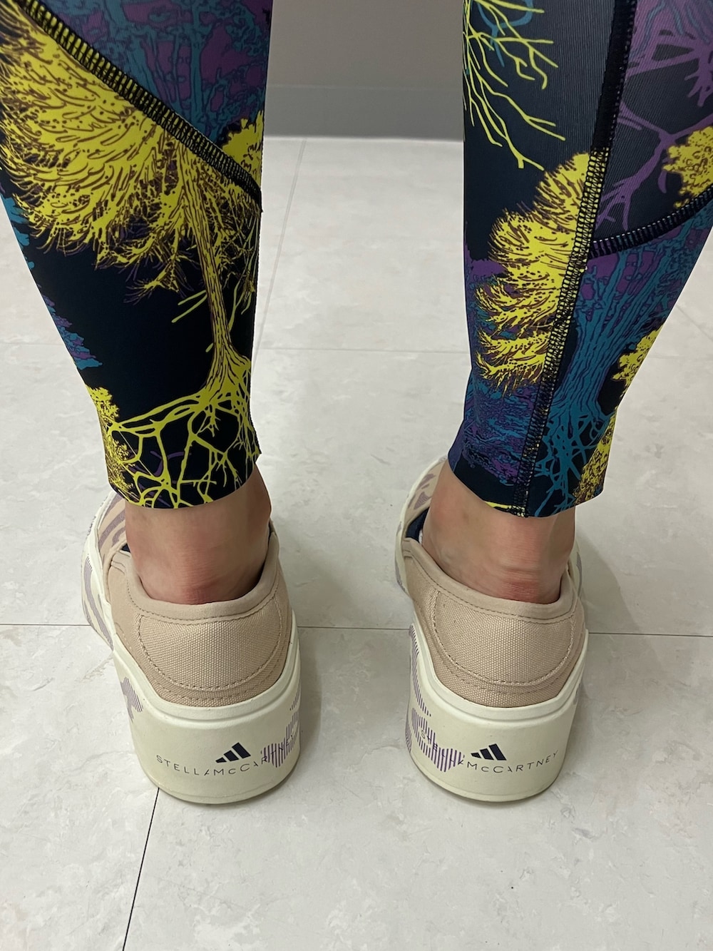 「スウェット、トートバッグ、adidas、アディダス、スリッポン、ステラマッカートニー、adidas by Stella McCartney、タイツ・レギンス」｜「adidas by Stella McCartneyの【adidas by Stella McCartney】adidas by Stella McCartney スポーツウェア スウェット / トレーナー（スウェット、ブラック系）」を使った、MKさん（レディース・157cm）の秋コーディネートの6枚目の写真