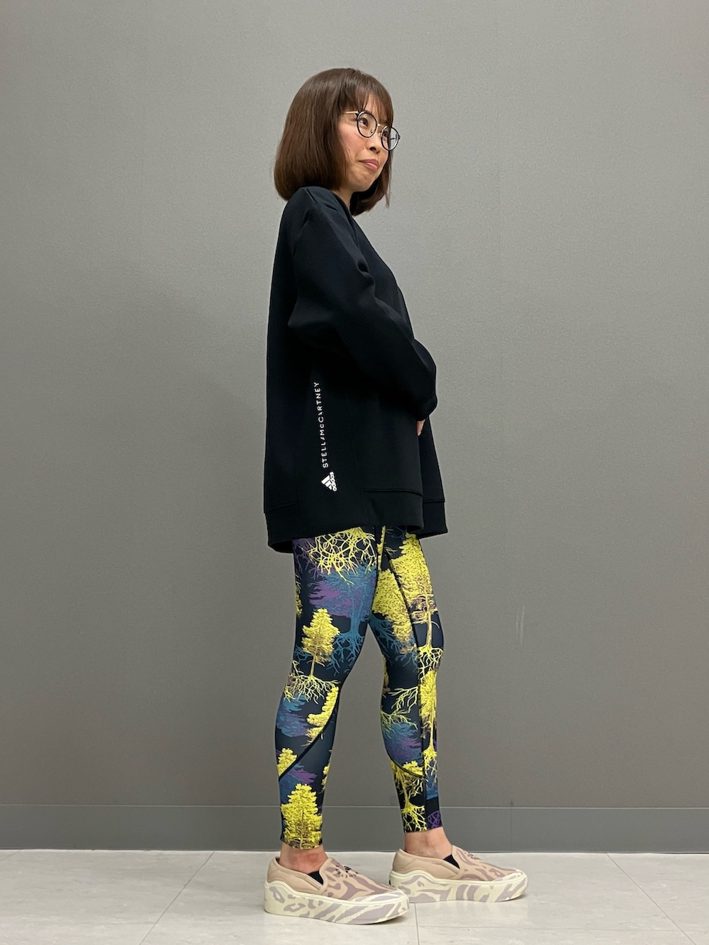 「スウェット、トートバッグ、adidas、アディダス、スリッポン、ステラマッカートニー、adidas by Stella McCartney、タイツ・レギンス」｜「adidas by Stella McCartneyの【adidas by Stella McCartney】adidas by Stella McCartney スポーツウェア スウェット / トレーナー（スウェット、ブラック系）」を使った、MKさん（レディース・157cm）の秋コーディネートの3枚目の写真