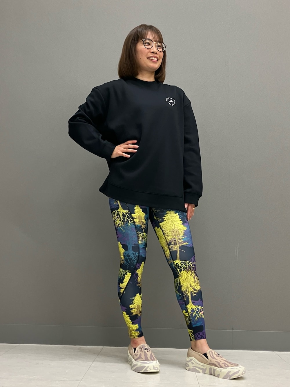 「スウェット、トートバッグ、adidas、アディダス、スリッポン、ステラマッカートニー、adidas by Stella McCartney、タイツ・レギンス」｜「adidas by Stella McCartneyの【adidas by Stella McCartney】adidas by Stella McCartney スポーツウェア スウェット / トレーナー（スウェット、ブラック系）」を使った、MKさん（レディース・157cm）の秋コーディネートの2枚目の写真