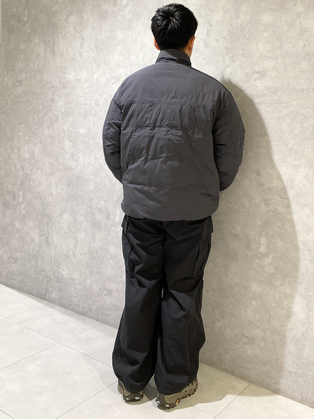 グレー系のその他アウター、ブラック系のその他パンツを着用したメンズの冬コーディネートの3枚目の写真