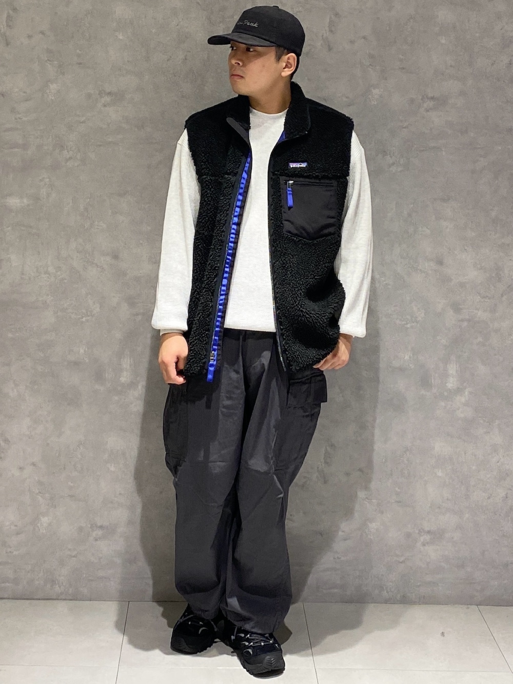 ブラック系のベスト、ホワイト系のTシャツ/カットソー、グレー系のその他パンツを着用したメンズの秋コーディネートの4枚目の写真