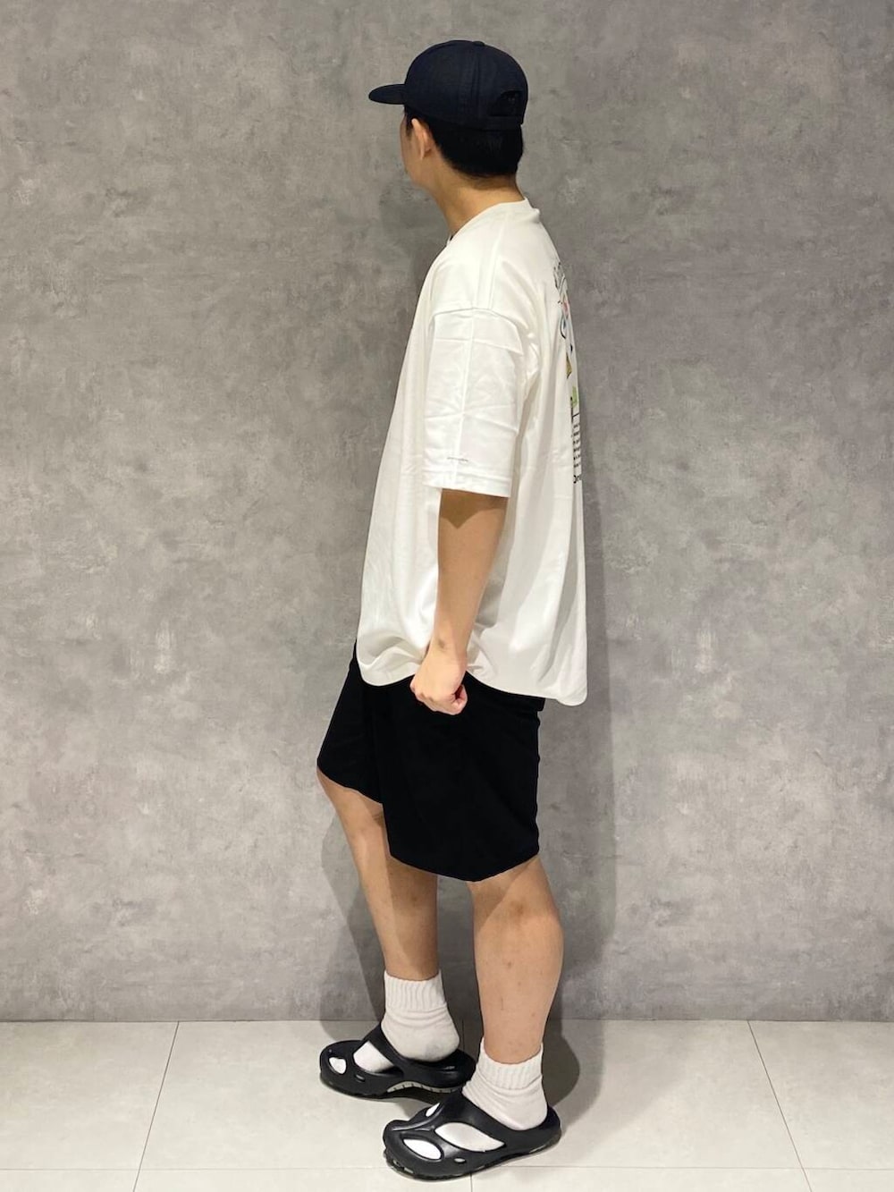 「Gramicci、ハーフパンツ、EXCLUSIVE、サンダルコーデ、半袖tシャツ、ハーフパンツコーデ、半袖短パン、サンダル×靴下、ショーツ、ショーツスタイル、Columbia」｜「Gramicciの『別注』GRAMICCI　Stretch Gabardine Short（その他パンツ、ブラック系）」を使った、たいようさん（メンズ・168cm）の夏コーディネートの2枚目の写真