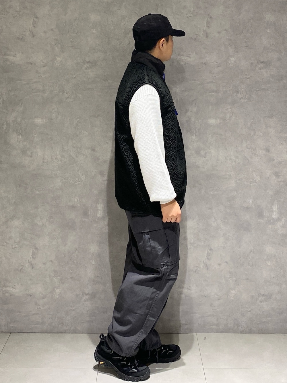 ブラック系のベスト、ホワイト系のTシャツ/カットソー、グレー系のその他パンツを着用したメンズの秋コーディネートの2枚目の写真