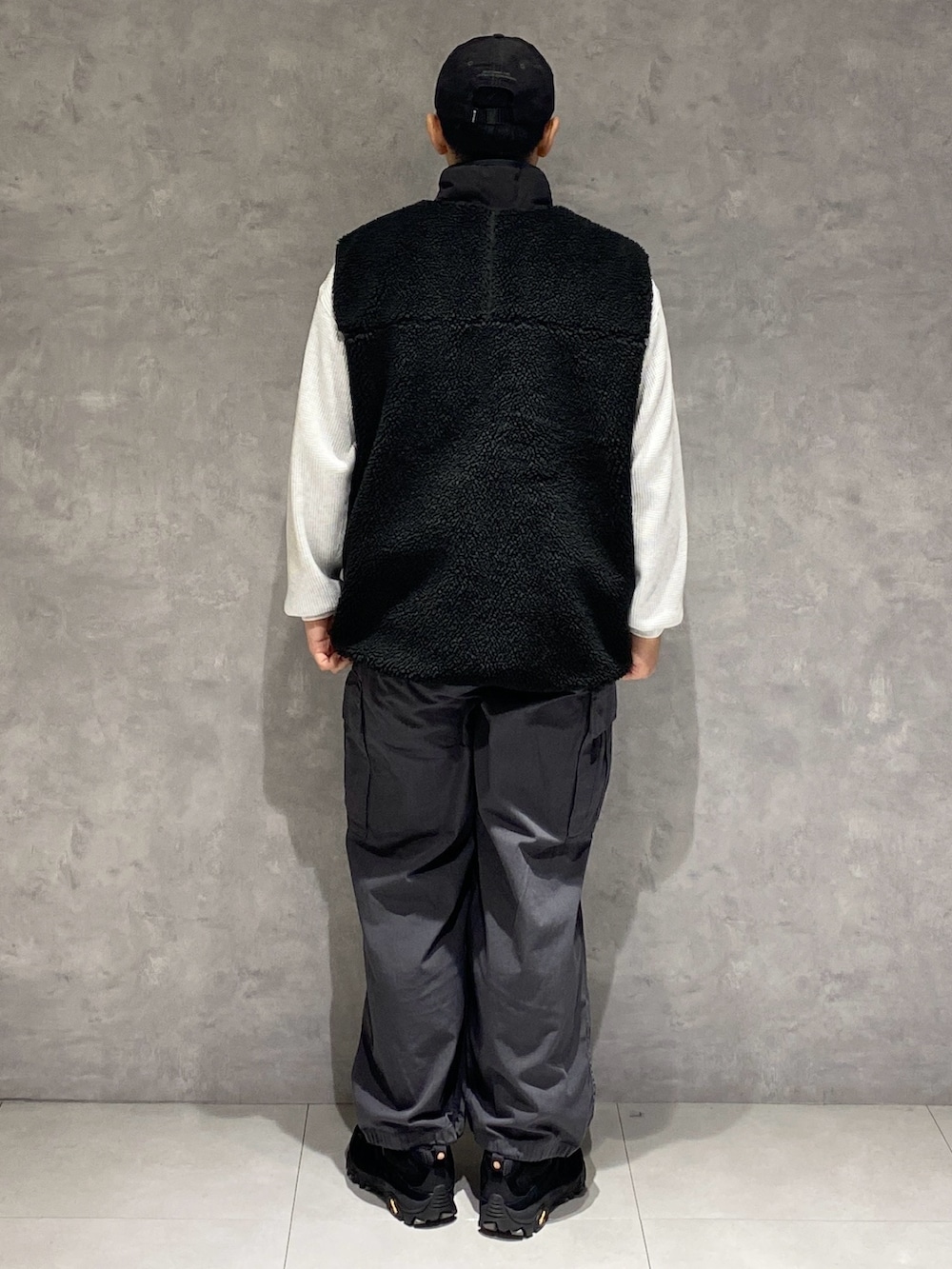 ブラック系のベスト、ホワイト系のTシャツ/カットソー、グレー系のその他パンツを着用したメンズの秋コーディネートの3枚目の写真