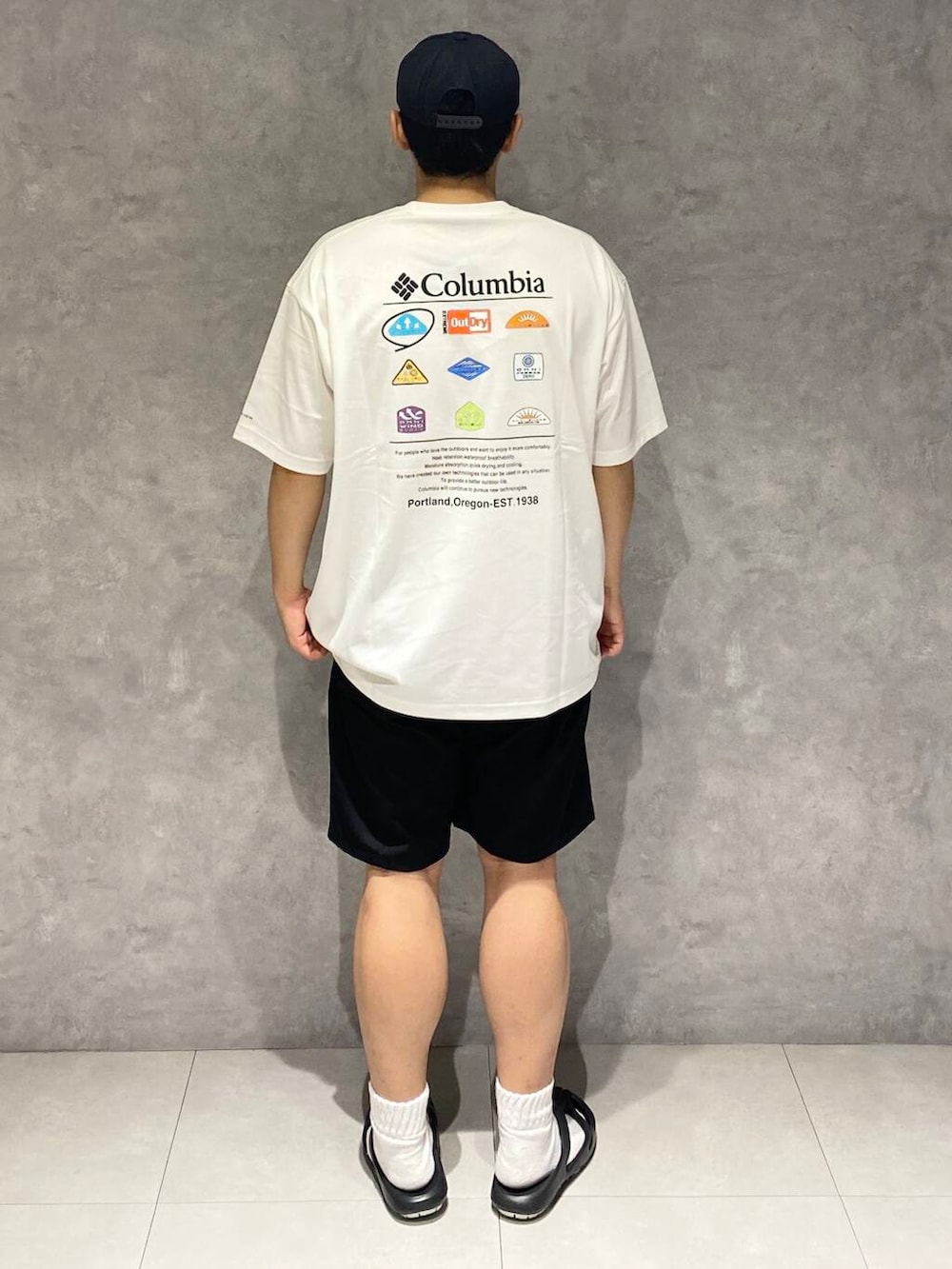 「Gramicci、ハーフパンツ、EXCLUSIVE、サンダルコーデ、半袖tシャツ、ハーフパンツコーデ、半袖短パン、サンダル×靴下、ショーツ、ショーツスタイル、Columbia」｜「Gramicciの『別注』GRAMICCI　Stretch Gabardine Short（その他パンツ、ブラック系）」を使った、たいようさん（メンズ・168cm）の夏コーディネートの3枚目の写真