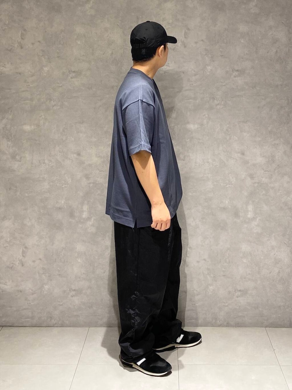 「モノトーン、オーバーサイズ、ワントーン、LACOSTE、doors、ニューバランス、旅行コーデ、テック系、テック系コーデ、ここでしか手に入らない別注アイテム、スタッフのこれ買いました、休日リラックスコーデ」｜「URBAN RESEARCH DOORSの撥水マルチポケットヘルメットショルダー（ショルダーバッグ、ブラック系）」を使った、たいようさん（メンズ・170cm）の夏コーディネートの3枚目の写真