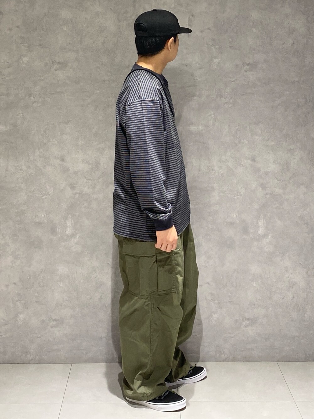 ブラック系のTシャツ/カットソー、ブラック系のショルダーバッグ、グリーン系のその他パンツを着用したメンズの秋コーディネートの3枚目の写真