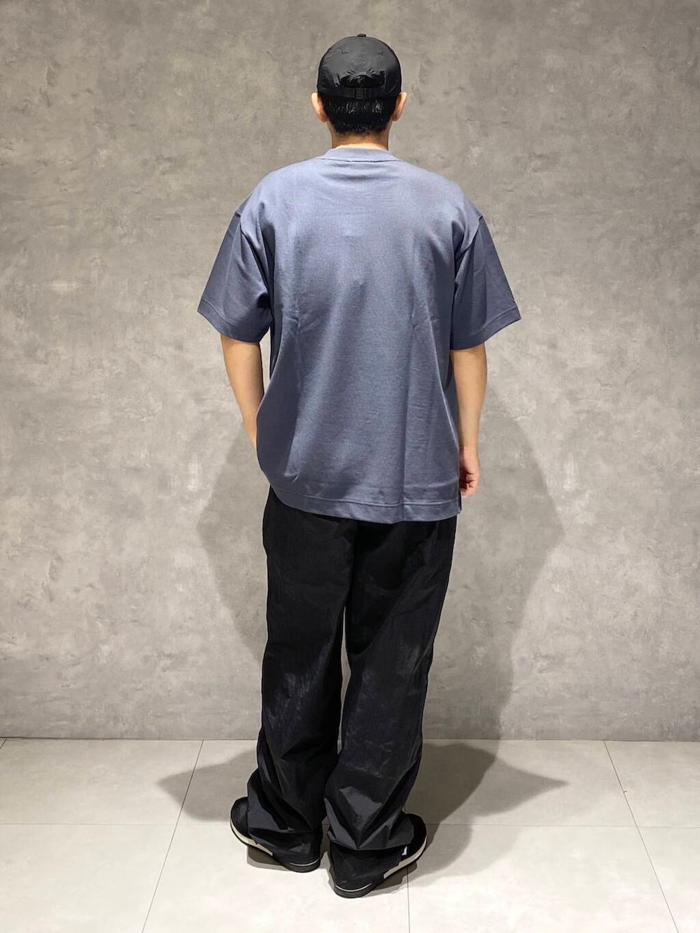 「モノトーン、オーバーサイズ、ワントーン、LACOSTE、doors、ニューバランス、旅行コーデ、テック系、テック系コーデ、ここでしか手に入らない別注アイテム、スタッフのこれ買いました、休日リラックスコーデ」｜「URBAN RESEARCH DOORSの撥水マルチポケットヘルメットショルダー（ショルダーバッグ、ブラック系）」を使った、たいようさん（メンズ・170cm）の夏コーディネートの4枚目の写真