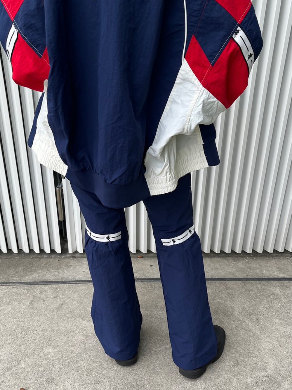 「ナイロンジャケット、トラックジャケット、フレアパンツ、ジャージ、ジャージーパンツ、ブルゾン、ナイロンパンツ、ネイビー、KAPPA、ゴアブーツ、セットアップ、低身長、骨格ウェーブ、スポーツミックス」｜「Kappaのトラックジャケット（ジャージ、ブルー系）」を使った、Kappa staffさん（レディース・150cm）の冬コーディネートの7枚目の写真