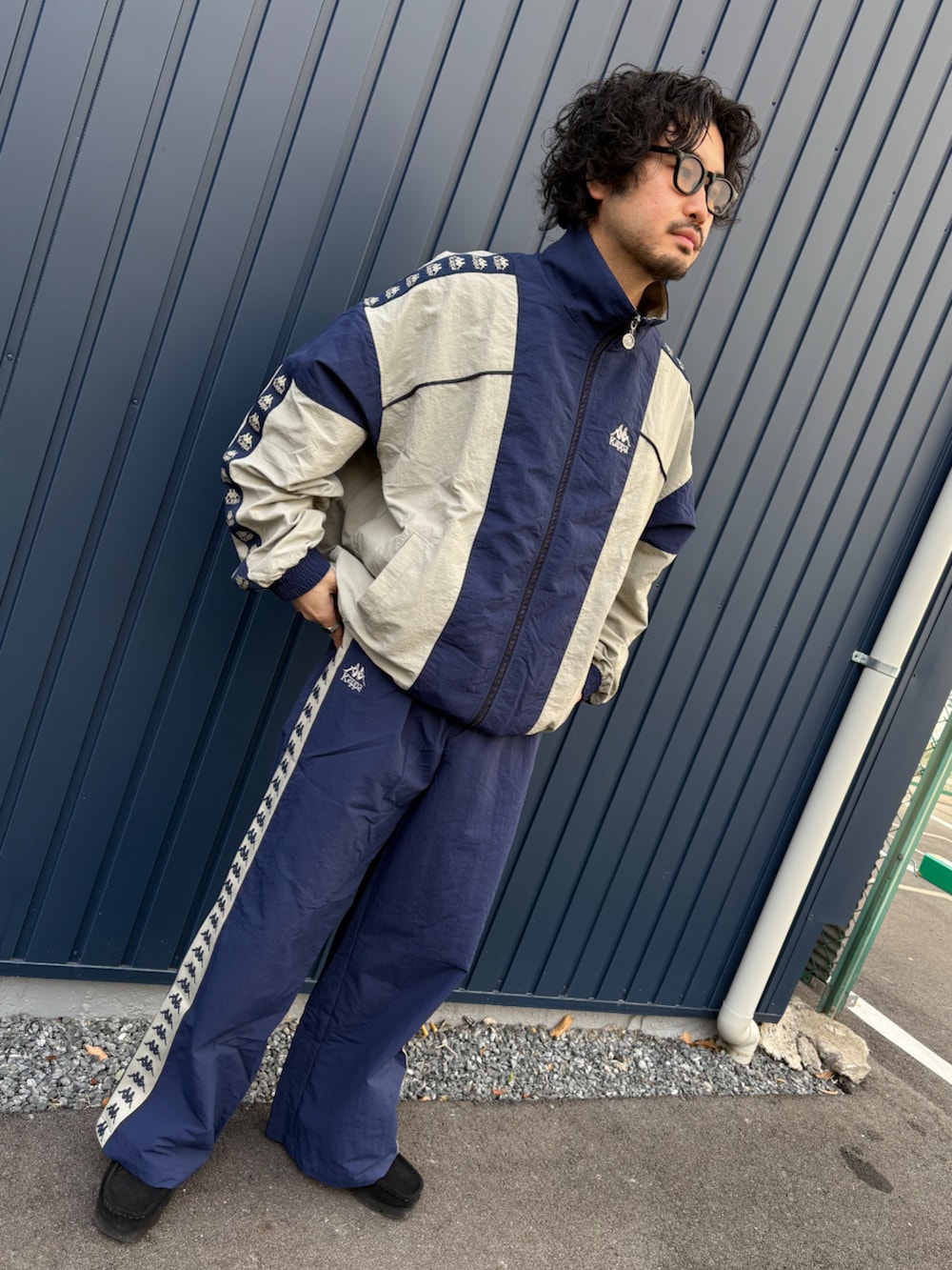 ブルー系のその他パンツ、ブルー系のジャージを着用したメンズの冬コーディネートの2枚目の写真
