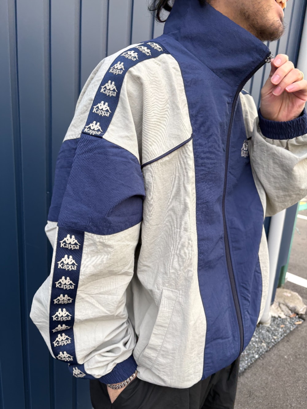 ブルー系のその他パンツ、ブルー系のジャージを着用したメンズの冬コーディネートの5枚目の写真