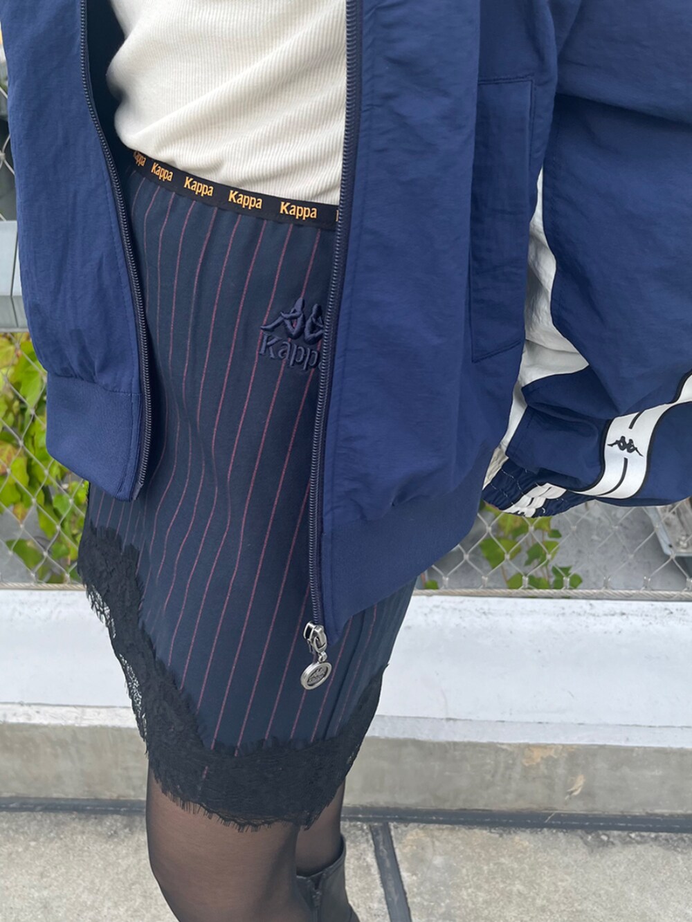 グリーン系のジャージ、ブルー系のジャージ、ブルー系のスカートを着用したレディースの秋コーディネートの5枚目の写真