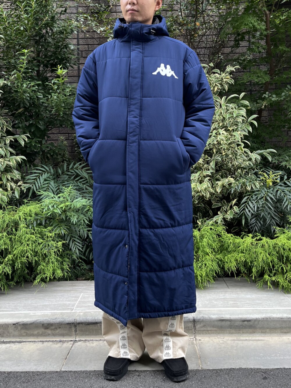 ブルー系のスウェット、ホワイト系のその他パンツ、ブルー系のダウンジャケット/コートを着用したメンズの冬コーディネートの4枚目の写真
