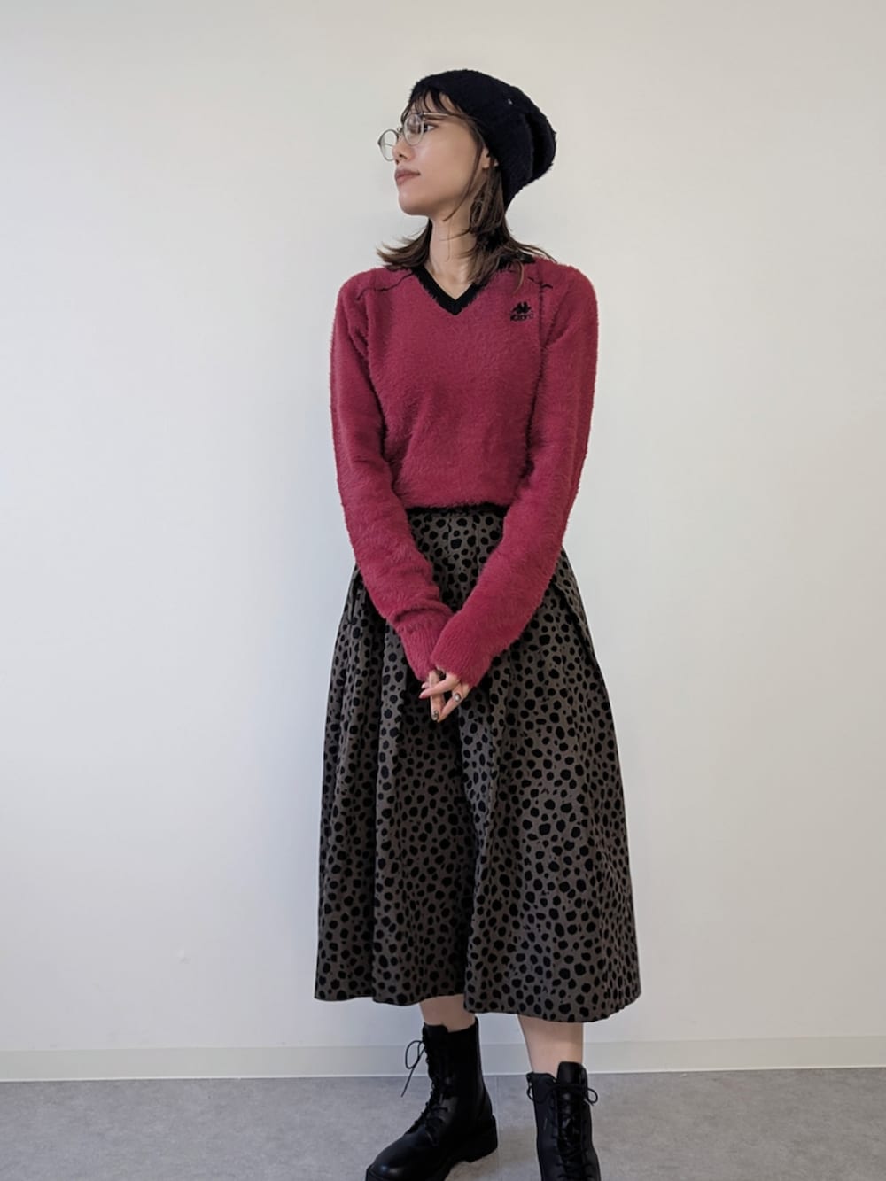 レッド系のTシャツ/カットソーを着用したレディースの冬コーディネートの2枚目の写真