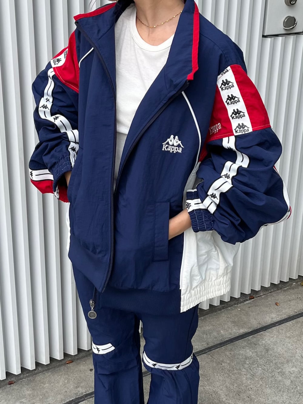 「ナイロンジャケット、トラックジャケット、フレアパンツ、ジャージ、ジャージーパンツ、ブルゾン、ナイロンパンツ、ネイビー、KAPPA、ゴアブーツ、セットアップ、低身長、骨格ウェーブ、スポーツミックス」｜「Kappaのトラックジャケット（ジャージ、ブルー系）」を使った、Kappa staffさん（レディース・150cm）の冬コーディネートの3枚目の写真