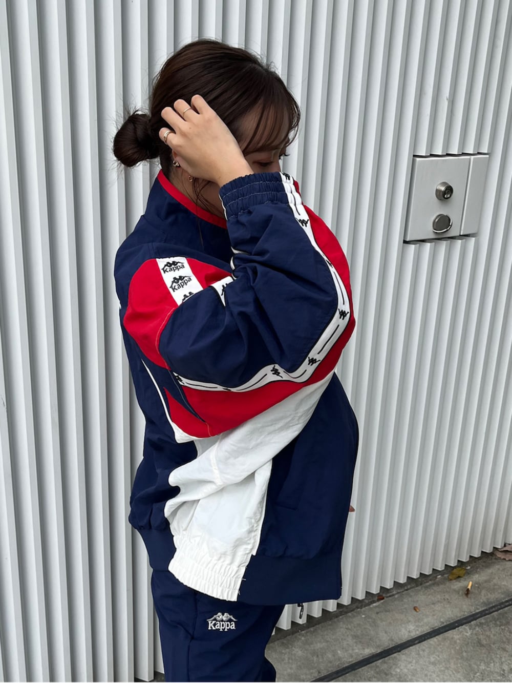 「ナイロンジャケット、トラックジャケット、フレアパンツ、ジャージ、ジャージーパンツ、ブルゾン、ナイロンパンツ、ネイビー、KAPPA、ゴアブーツ、セットアップ、低身長、骨格ウェーブ、スポーツミックス」｜「Kappaのトラックジャケット（ジャージ、ブルー系）」を使った、Kappa staffさん（レディース・150cm）の冬コーディネートの4枚目の写真