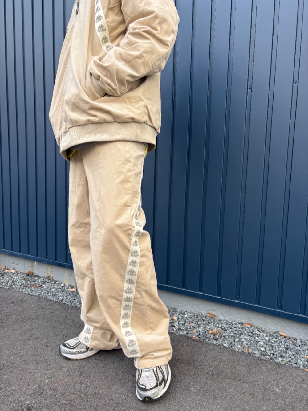 ホワイト系のその他パンツ、ホワイト系のジャージを着用したメンズの冬コーディネートの5枚目の写真