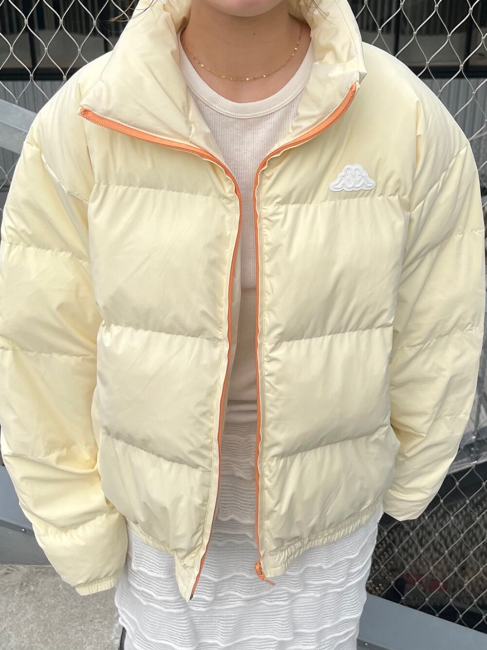 「ダウンジャケット、ダウン、ブルゾン、ショートダウン、冬コーデ、KAPPA、フリルスカート、ゴアブーツ、低身長、低身長コーデ、骨格ウェーブ」｜「Kappaのミニ丈中綿ジャケット（その他アウター、ホワイト系）」を使った、Kappa staffさん（骨格ウェーブ・レディース・150cm）の冬コーディネートの2枚目の写真