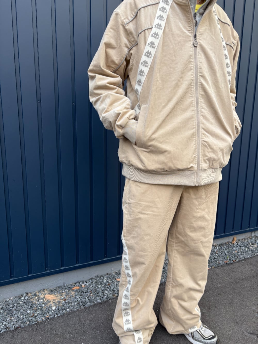 ホワイト系のその他パンツ、ホワイト系のジャージを着用したメンズの冬コーディネートの4枚目の写真