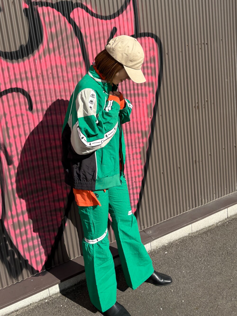 グリーン系のジャージ、グリーン系のその他パンツを着用したレディースの冬コーディネートの2枚目の写真