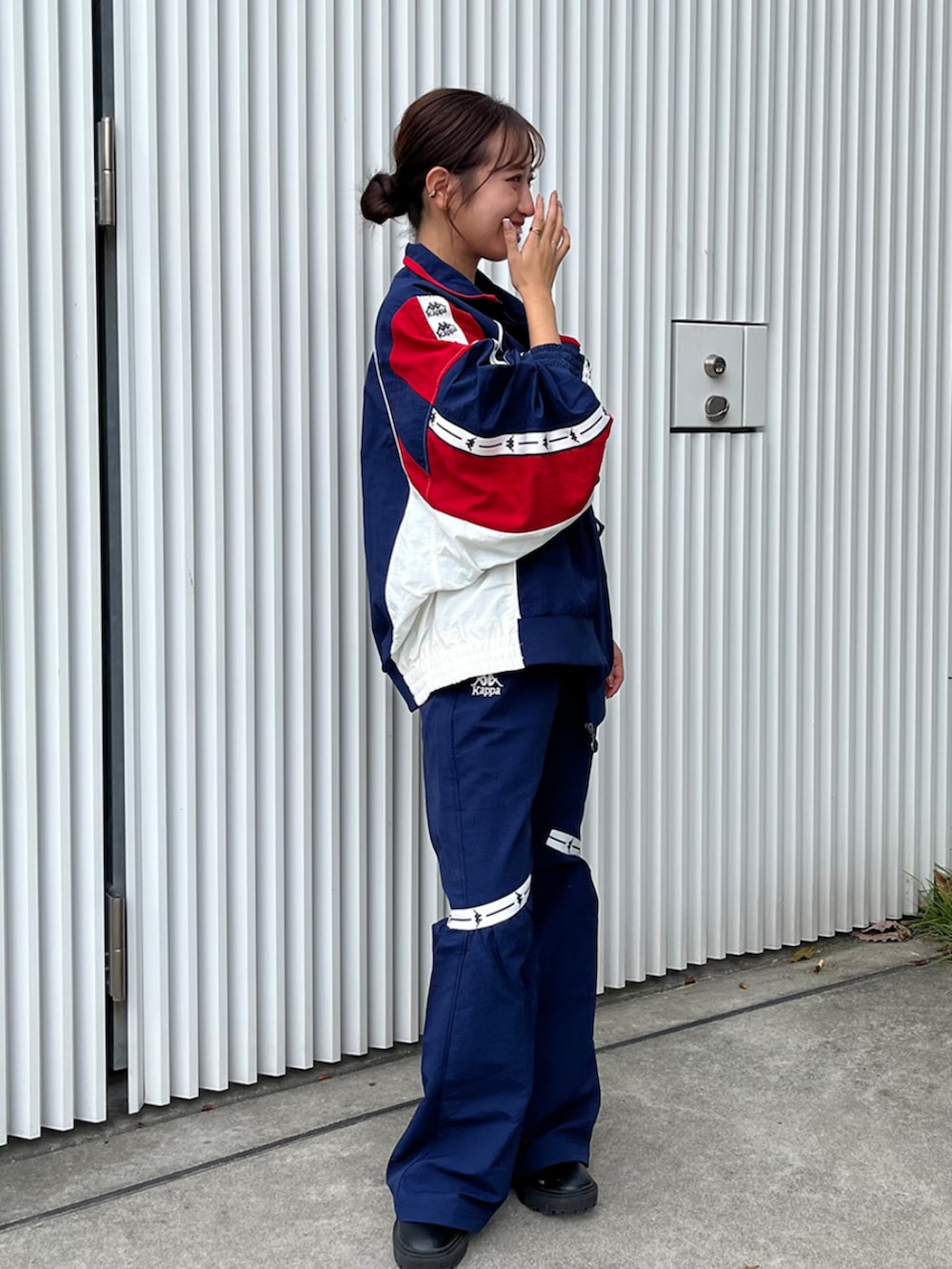 「ナイロンジャケット、トラックジャケット、フレアパンツ、ジャージ、ジャージーパンツ、ブルゾン、ナイロンパンツ、ネイビー、KAPPA、ゴアブーツ、セットアップ、低身長、骨格ウェーブ、スポーツミックス」｜「Kappaのトラックジャケット（ジャージ、ブルー系）」を使った、Kappa staffさん（レディース・150cm）の冬コーディネートの2枚目の写真