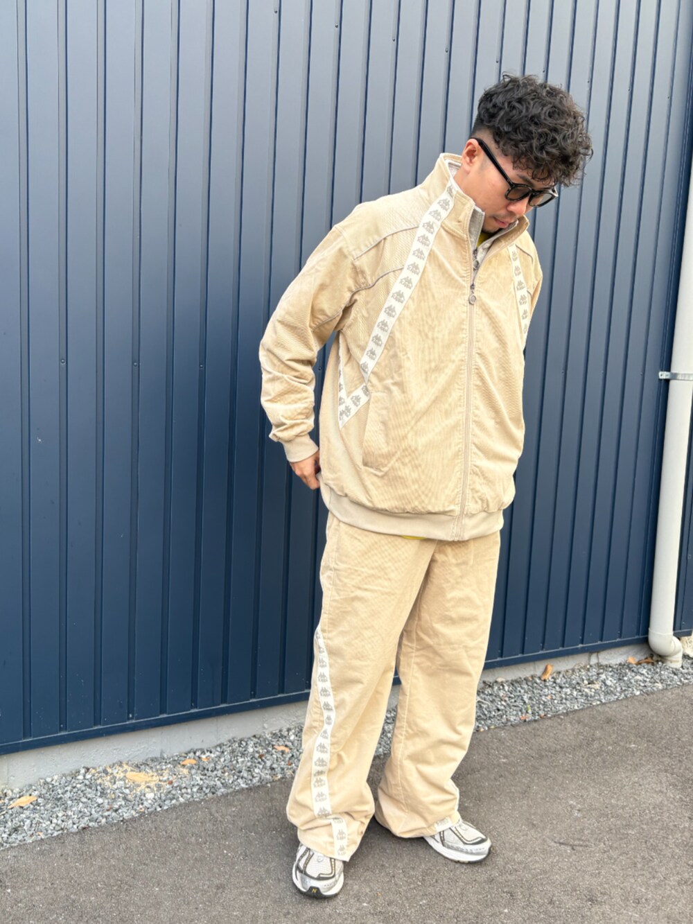 ホワイト系のその他パンツ、ホワイト系のジャージを着用したメンズの冬コーディネートの3枚目の写真