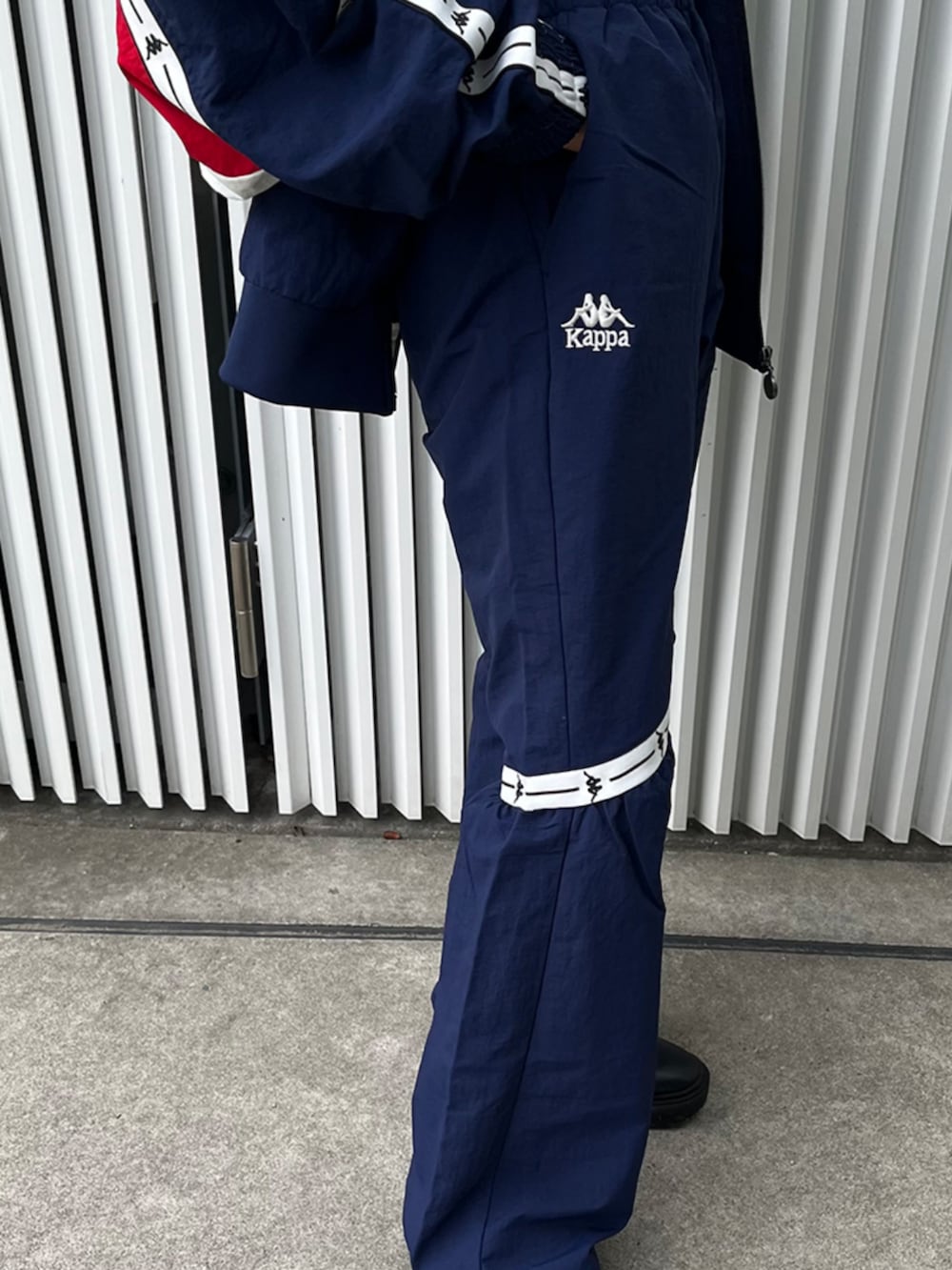 「ナイロンジャケット、トラックジャケット、フレアパンツ、ジャージ、ジャージーパンツ、ブルゾン、ナイロンパンツ、ネイビー、KAPPA、ゴアブーツ、セットアップ、低身長、骨格ウェーブ、スポーツミックス」｜「Kappaのトラックジャケット（ジャージ、ブルー系）」を使った、Kappa staffさん（レディース・150cm）の冬コーディネートの6枚目の写真